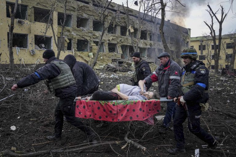 Rusia | Muere la embarazada, símbolo del bombardeo en Mariúpol