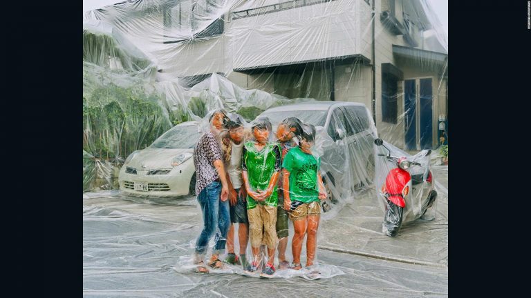 El japonés que envuelve en plástico a los protagonistas de sus fotografías | Video