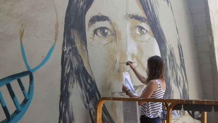 Mujeres que pintan y rompen los muros