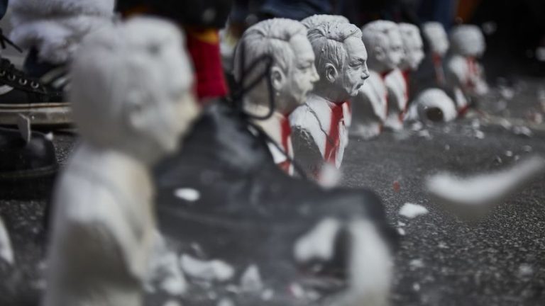 Un ‘trofeo’ genocida para Bolsonaro: los artistas declaran la guerra al presidente