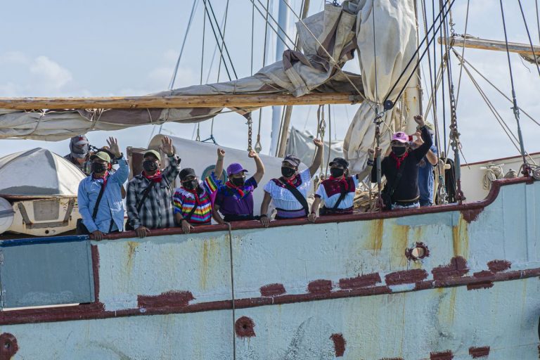 Los zapatistas comienzan su gira internacional y zarpan desde Isla Mujeres rumbo a Europa