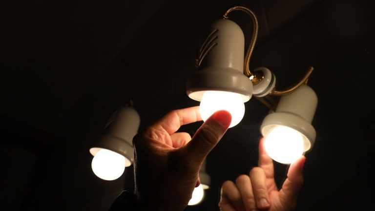 La luz baja más de 100 euros en un día y este jueves se situará en los 369MWh