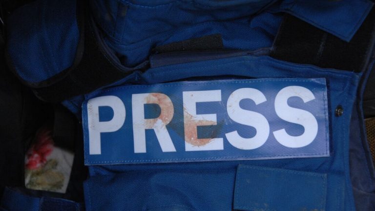 Tropas rusas tirotean a un equipo de Sky News en la ciudad de Bucha pese a identificarse como prensa