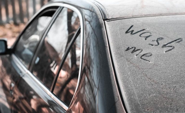 ¡Cuidado con la calima! Las multas de la DGT por llevar el coche sucio | Motor