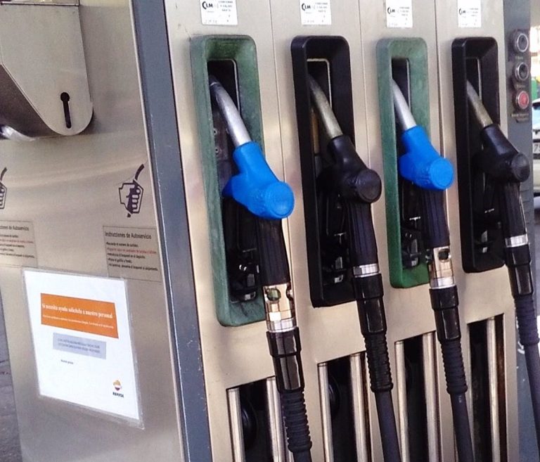 El pleno de Palomares (Sevilla) trata de nuevo este martes la gasolinera y los vecinos se concentran