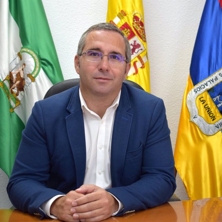 El alcalde de Los Palacios (Sevilla) traslada su «malestar» a la Junta por la «falta de soluciones» en colegios e IES
