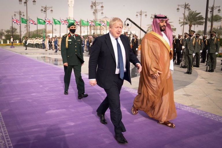 Johnson se reúne con Bin Salman en Riad para acordar la «estabilidad en el mercado energético»