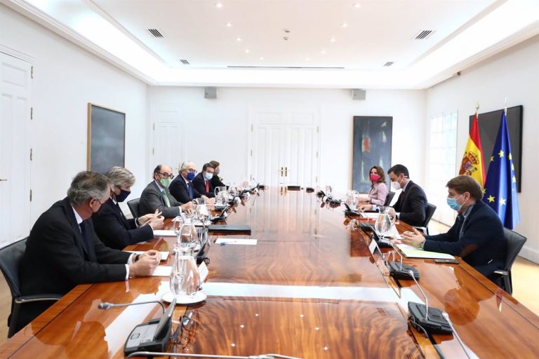 Ribera dice que no han hablado con las eléctricas de subir impuestos al sector, sino de abaratar la luz