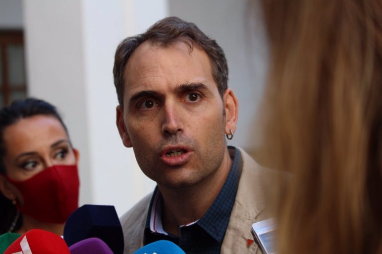 Valero dice que legalización de pozos en Doñana es «una venta de humo en la carrera sin cuartel entre PP y Vox»