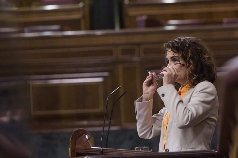 El déficit público baja un 28% en 2021, hasta 82.819 millones de euros, y mejora la previsión del Gobierno