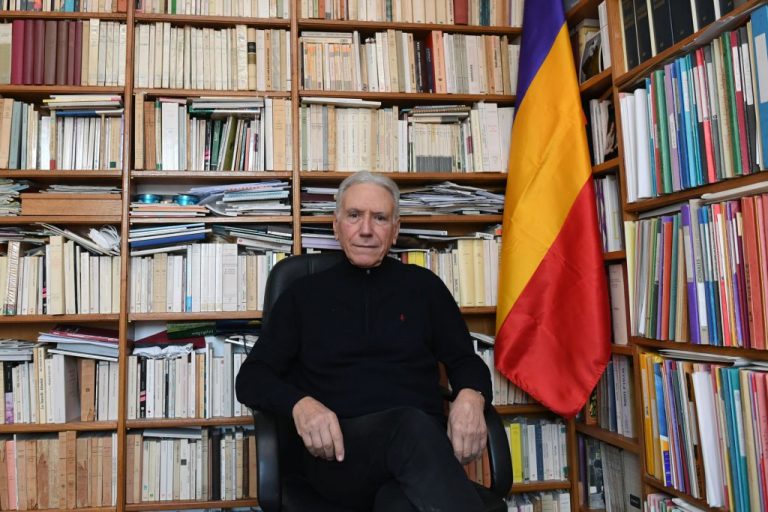 Entrevista a Henri Peña-Ruiz en El País · “La bandera actual de España es anticonstitucional. Tiene una cruz” – El Observatorio del laicismo