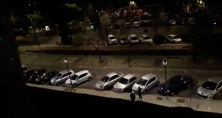 Cantar a todo volumen para contrarrestar el ruido de la discotecas en Móstoles