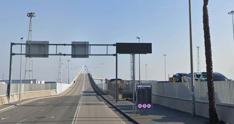 Hallan muerta a una mujer de 30 años bajo el puente del puerto de Barcelona