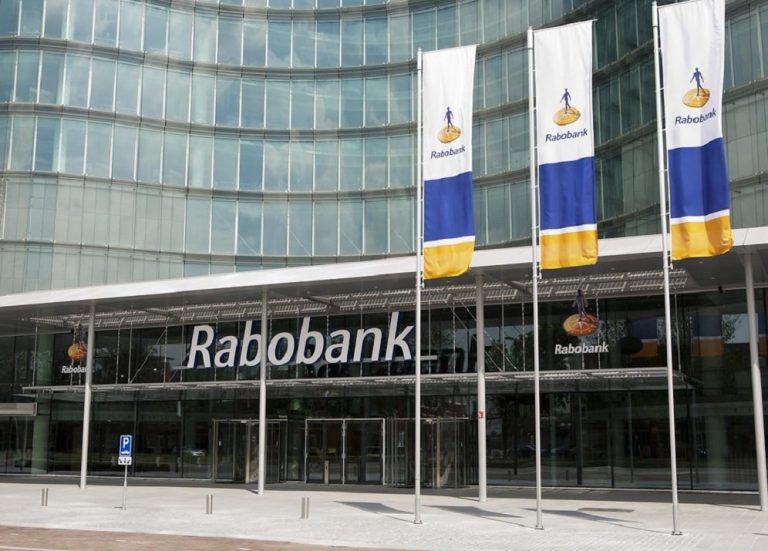Control y regulación de datos en un banco