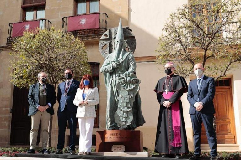 la alcaldesa de Úbeda estrena una estatua de simbología religiosa junto al obispo de la diócesis de Jaén – El Observatorio del laicismo