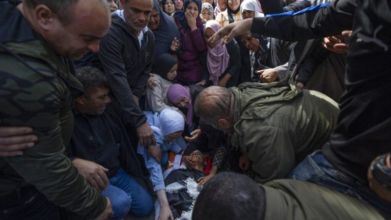 Un palestino muerto y 13 heridos por disparos del Ejército israelí