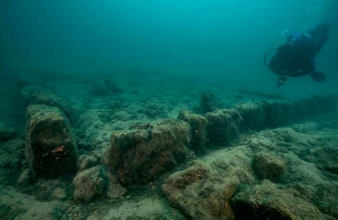 Explorando una ciudad maya sumergida en un lago