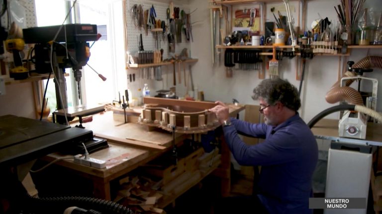 Conozca cómo se hace una guitarra de madera