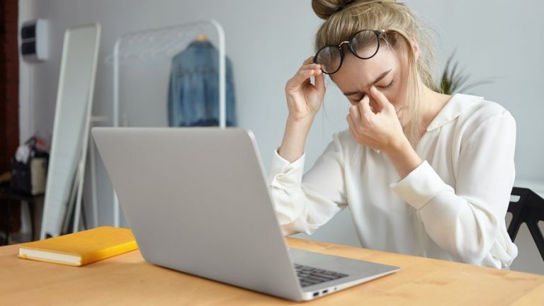 ¿Te duele la cabeza con frecuencia? 6 razones que aconsejan acudir al médico