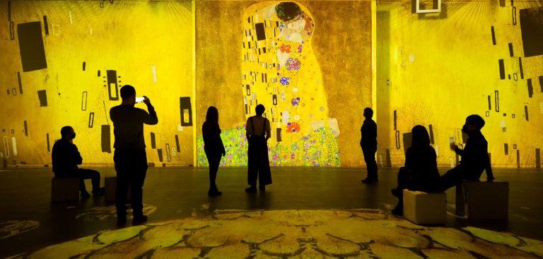 Luces de colores y dibujos animados: la moda de las exposiciones inmersivas, el ‘fast food’ del arte