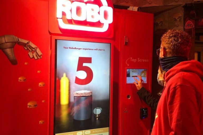el primer robot que hace hamburguesas