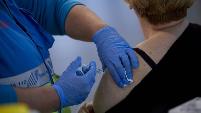 Los vacunados con AstraZeneca y Janssen tienen un menor riesgo de reinfección por Covid