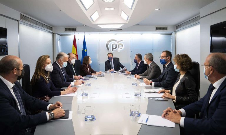 Feijóo no se reunirá con Abascal para sellar la investidura en Castilla y León