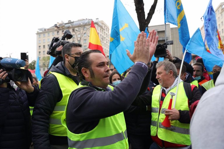 La Plataforma en Defensa para el Transporte suspende «temporalmente» el paro indefinido de transportistas