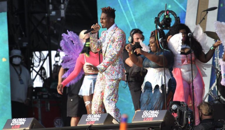 Silk Sonic, Jon Batiste y Olivia Rodrigo se alzan con los Grammys 2022