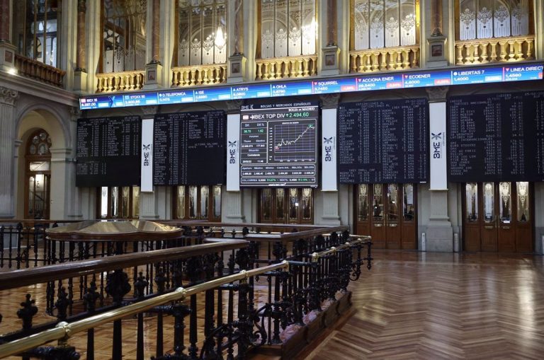 El Ibex 35 se revaloriza un 1,20% en la semana y cierra por encima de los 8.600 enteros
