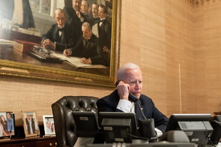 Biden informa a Zelenski sobre el envío a Ucrania de material armamentístico valorado en 800 millones