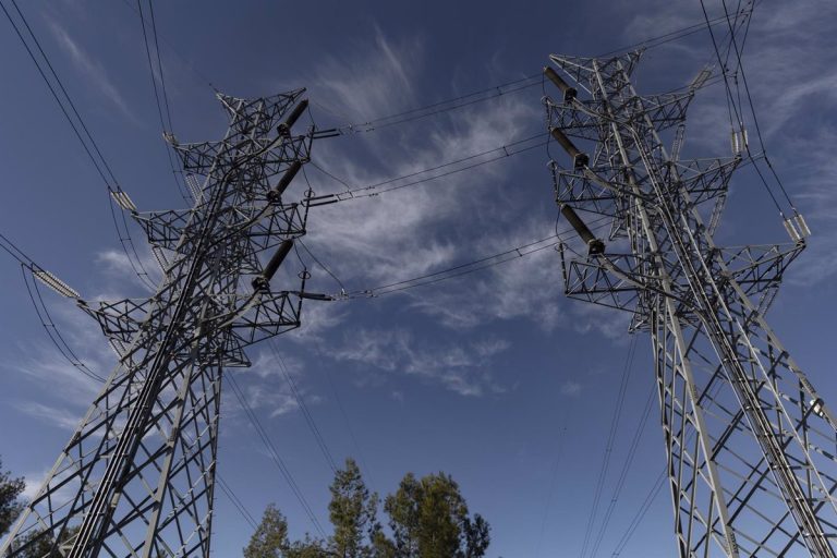 El precio de la luz caerá este sábado un 22,48%, hasta los 153,85 euros/MWh