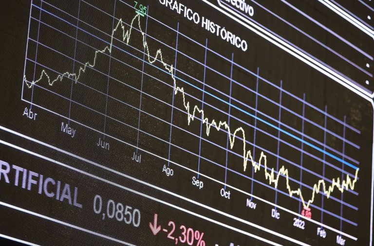 El Ibex 35 se queda por debajo de los 8.700 puntos con un leve descenso del 0,06% en la sesión