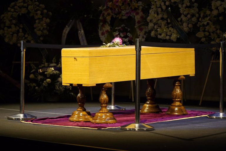 Fotos, coronas de flores y goteo continuo de ciudadanos en la capilla ardiente de Juan Diego en el Teatro Español