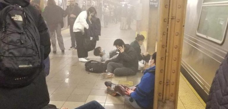 Al menos 29 heridos en un tiroteo en el metro de Nueva York
