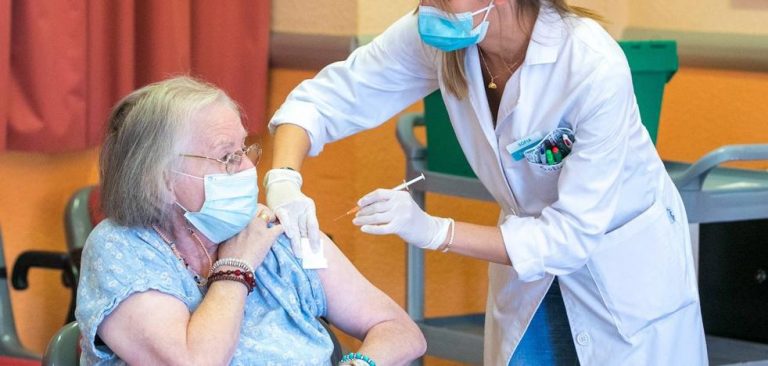 Europa recomienda la cuarta dosis solo para mayores de 80 años