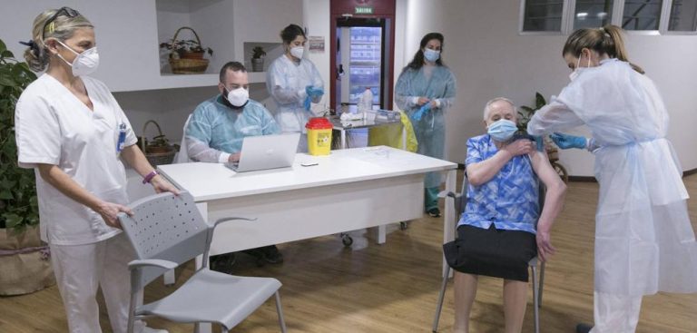 Sanidad estudia una cuarta dosis para residencias y mayores de 80 años