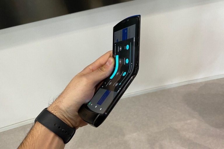 Motorola está desarrollando un móvil enrollable que se expande en vertical, según EvLeaks