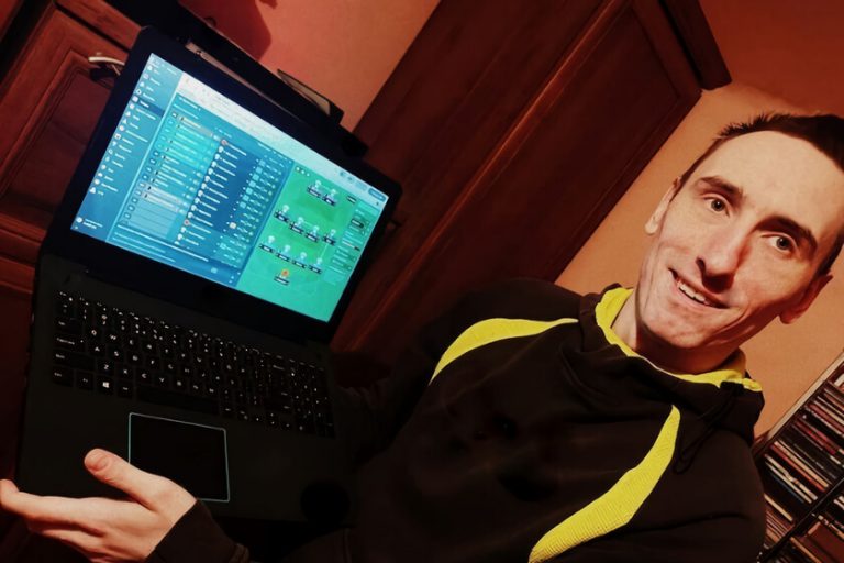Un chaval lleva tanto tiempo jugando a su partida de ‘Football Manager’ que supera ya las 416 temporadas