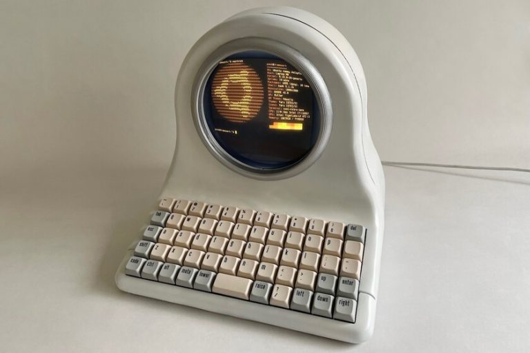 Este ordenador retrofuturista se ha fabricado con una impresora 3D y luce como un viejo televisor