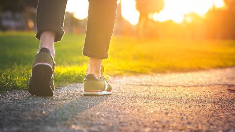 El gesto que debes hacer para quemar más calorías cuando sales a caminar