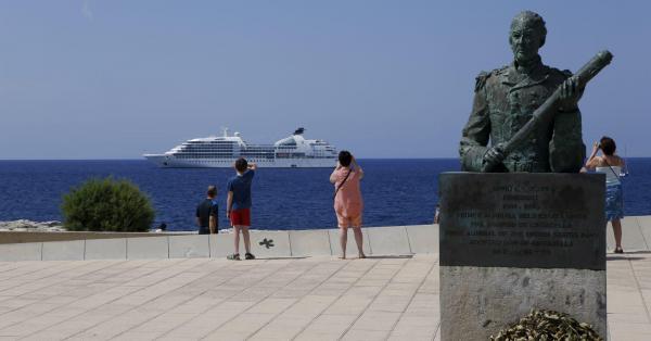 La falta de seguridad de los fondeos y la posidonia dejan Ciutadella sin cruceros