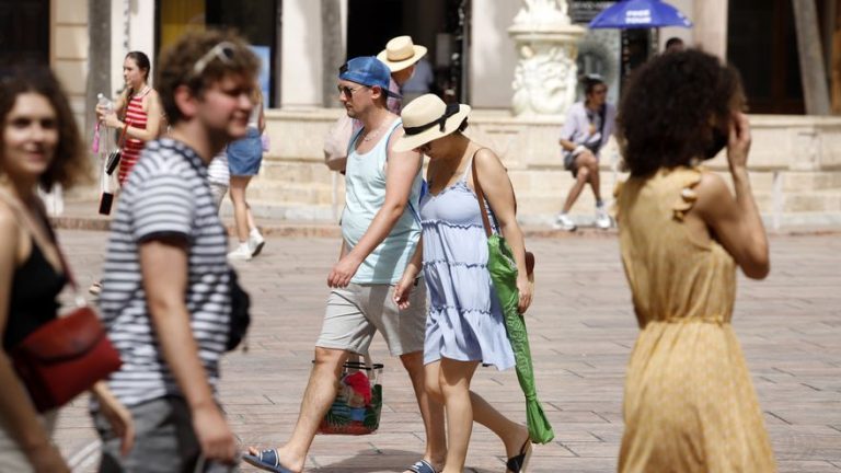 Primeros consejos para enfrentarse a la inusual ola de calor que comienza ya en toda Europa