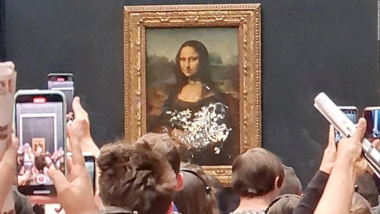 Ni un ataque con pastel puede borrar la sonrisa de la Mona Lisa | Video
