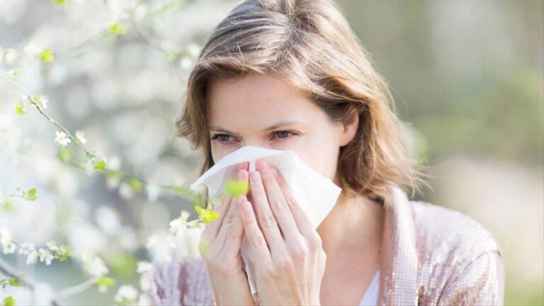 ¿Salir a la calle con mascarilla puede ayudar a aliviar los síntomas de las alergias?