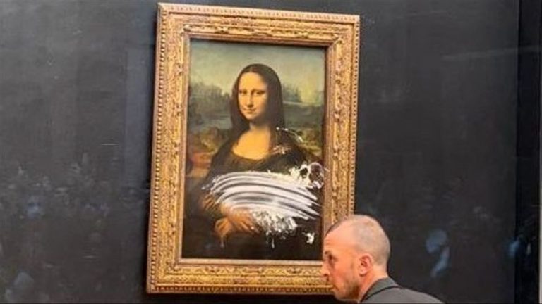Un hombre estampa una tarta contra el cristal del cuadro de la ‘Gioconda’ en el Louvre