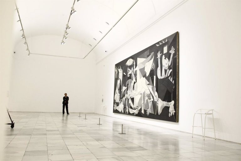 El Ballet Nacional de España y la Compañía Nacional de Danza bailan por la paz ante el Guernica de Picasso
