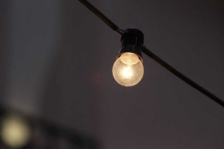 El precio de la luz subirá un 21% este lunes y superará los 200 euros/MWh