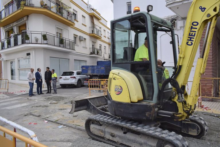 Los Palacios (Sevilla) arregla el problema de anegación de la avenida Sevilla por la obstrución de un colector