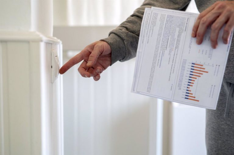 El precio de la luz cae este domingo un 33% y se sitúa en 127,23 euros/MWh